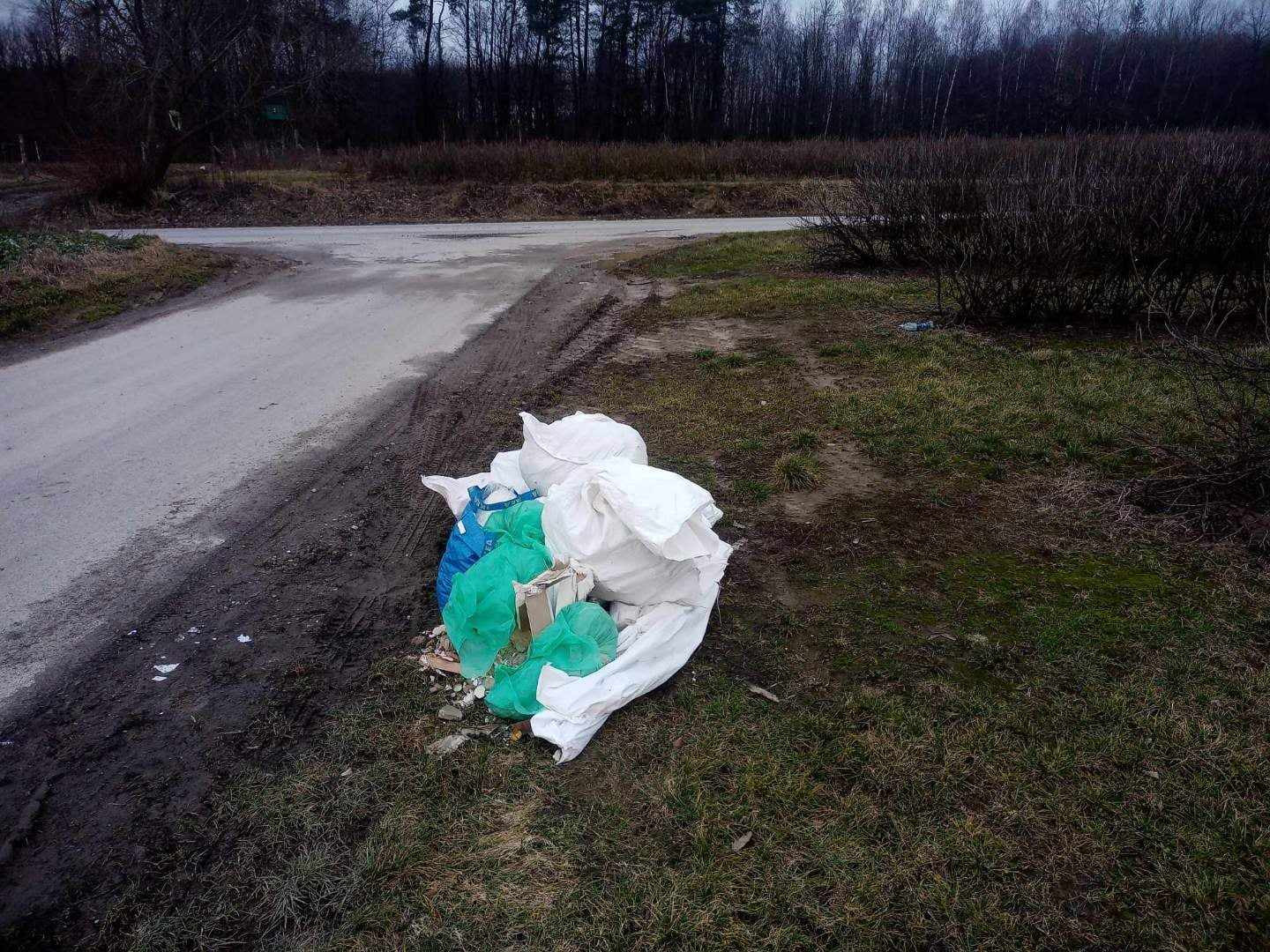 Urząd Gminy w Dzierzkowicach poszukuję świadków nielegalnego podrzucania odpadów. - zdjęcie