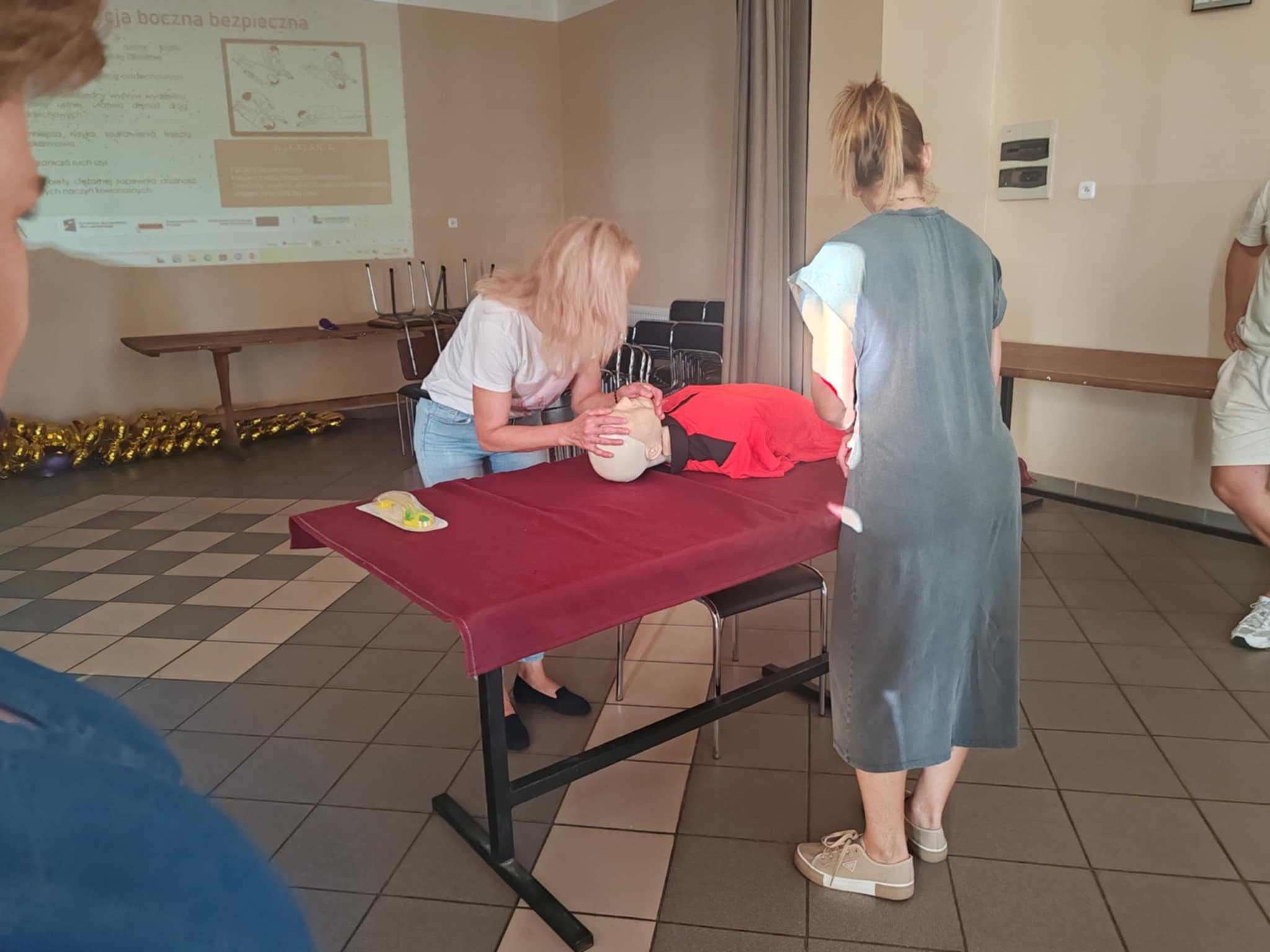Podsumowanie warsztatów z pierwszej pomocy w ramach realizowanego projektu pn. „Lokalny Ośrodek Wiedzy i Edukacji w Gminie Dzierzkowice” współfinansowanego ze środków Europejskiego Funduszu Społecznego Plus (EFS+). - zdjęcie