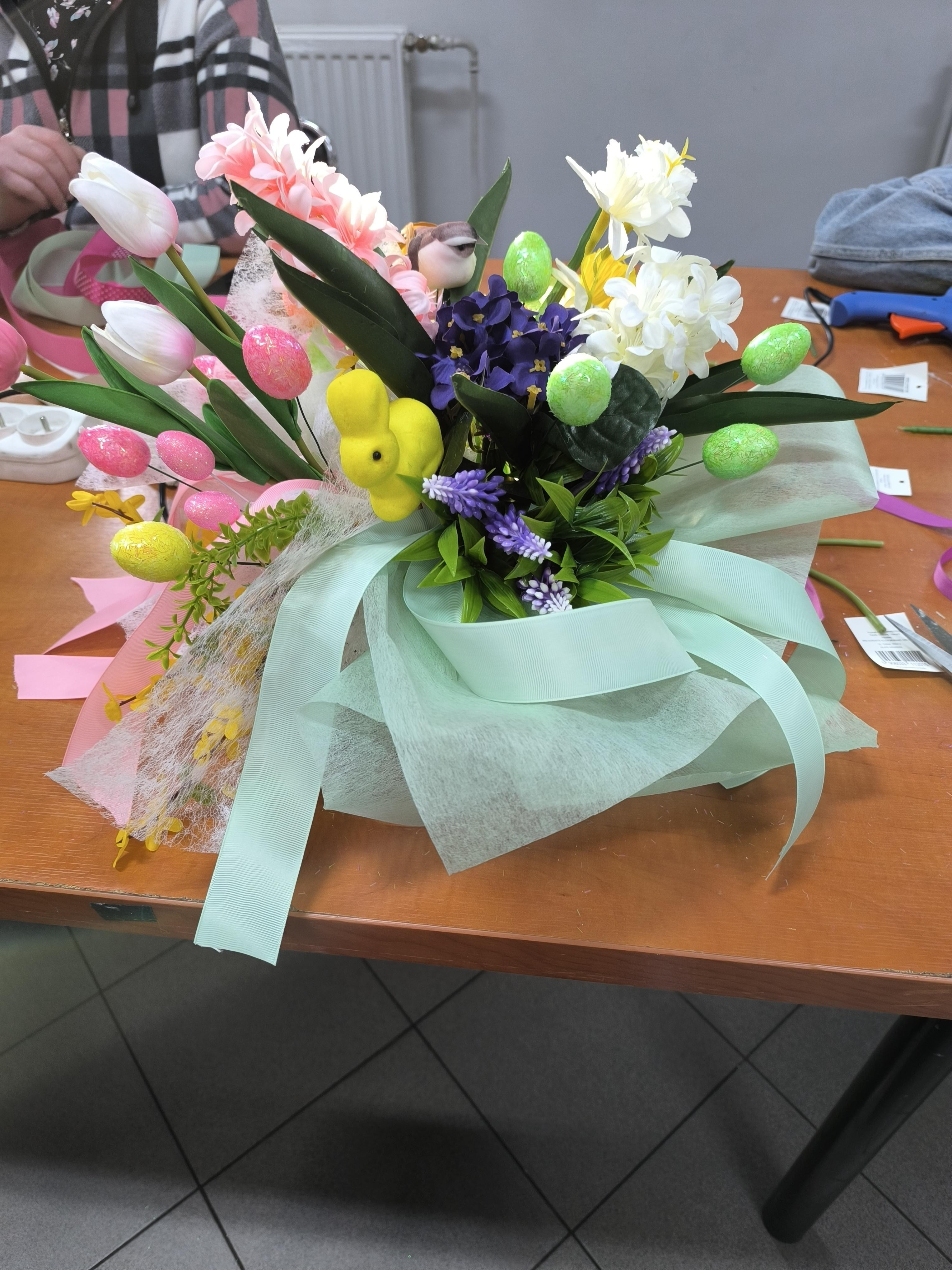 „Wielkanocne kompozycje florystyczne – dekoracje świąteczne”