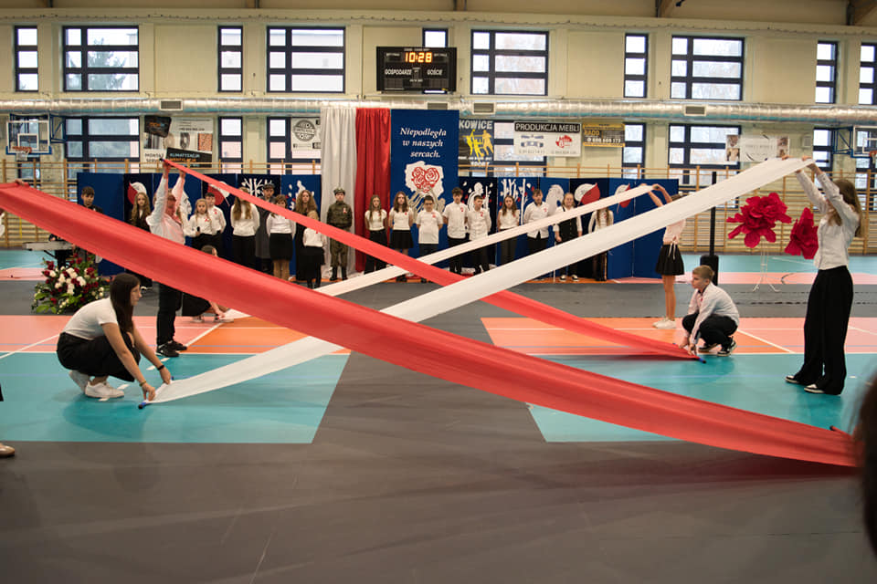 W hołdzie bohaterom - zdjęcie